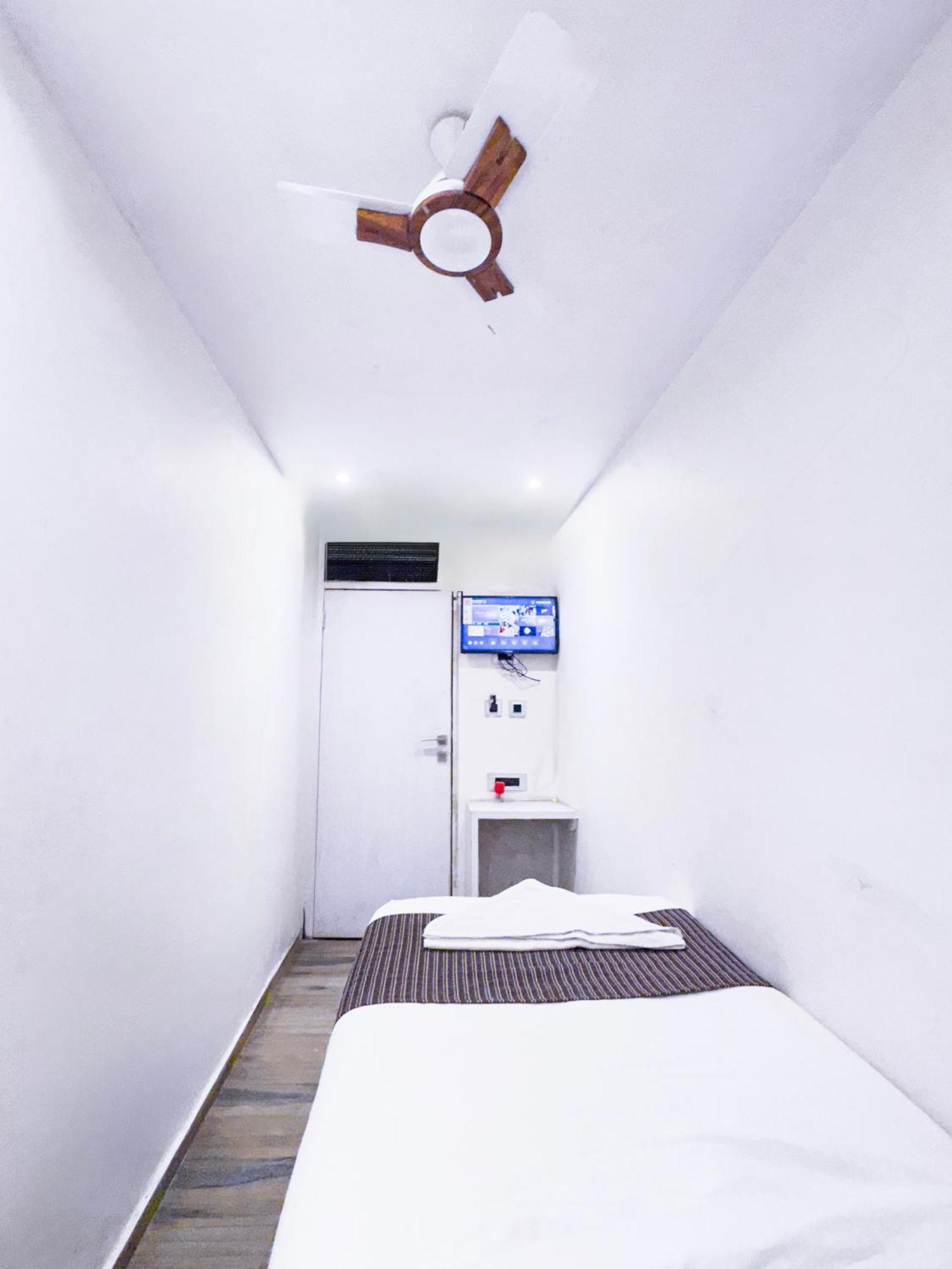 Hotel Winton Мумбаи Экстерьер фото